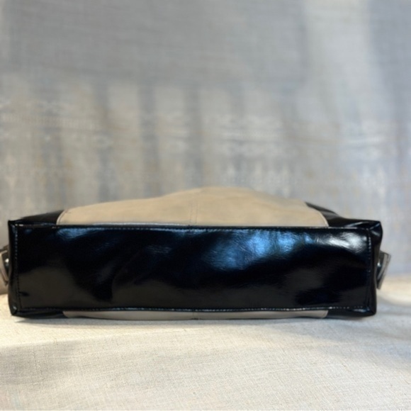 Kenneth Cole Reaction Handbag/ purse. Black. - Picture 5 of 16